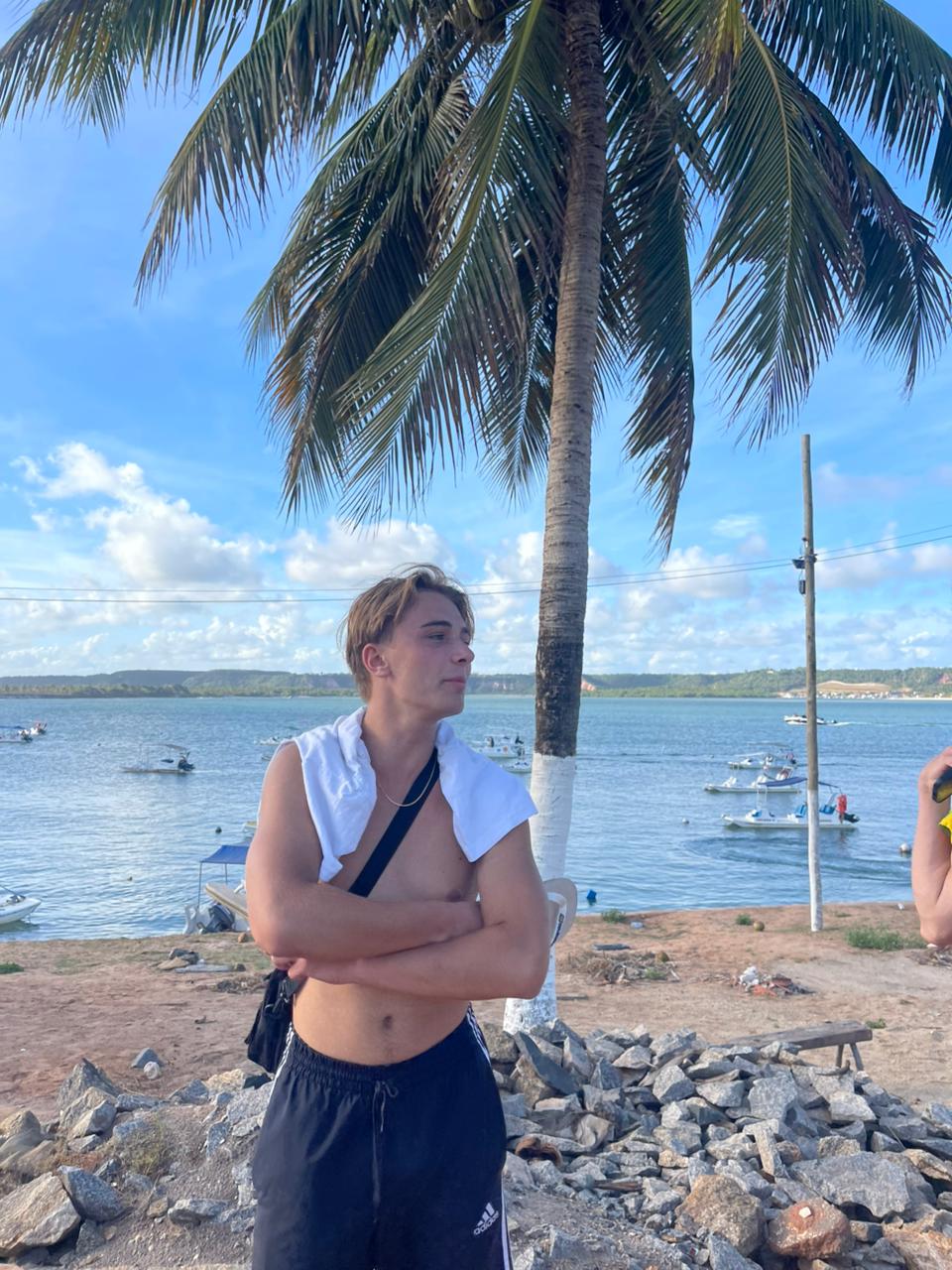NOOMS friend under a palm tree by the sea